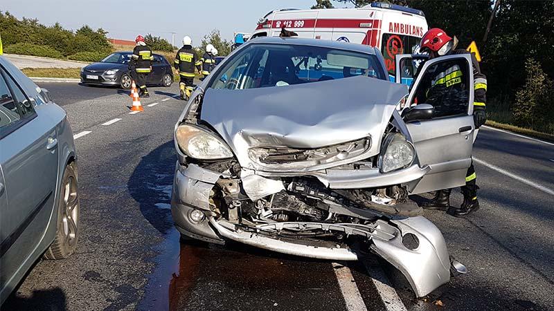 57-latka spowodowała wypadek. Jedna osoba w szpitalu