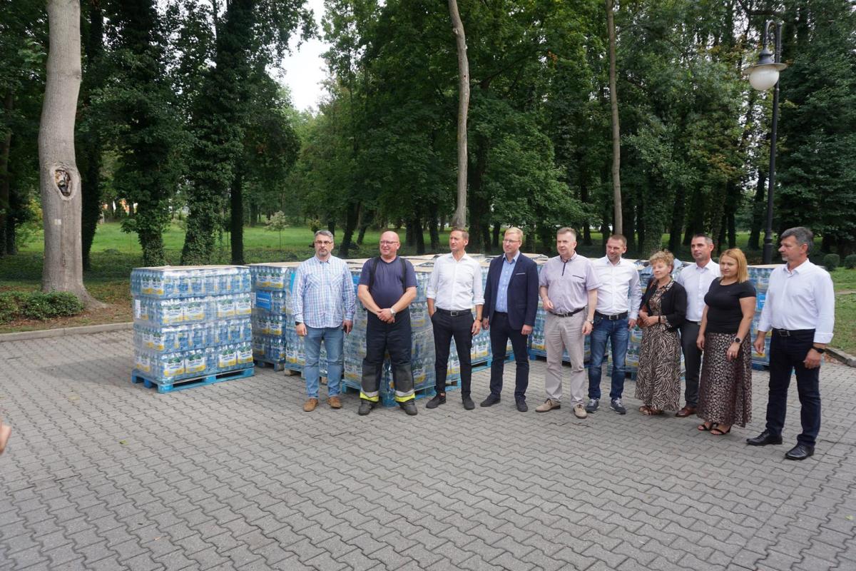 Poseł, marszałek i samorządowcy przekazali wodę