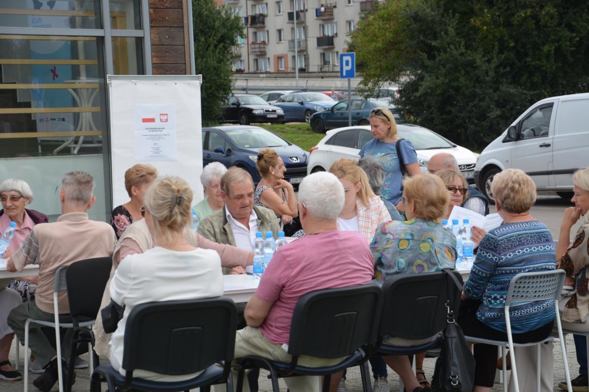 Kolejni seniorzy z gminy Gryfino otrzymali opaski [ZDJĘCIA]