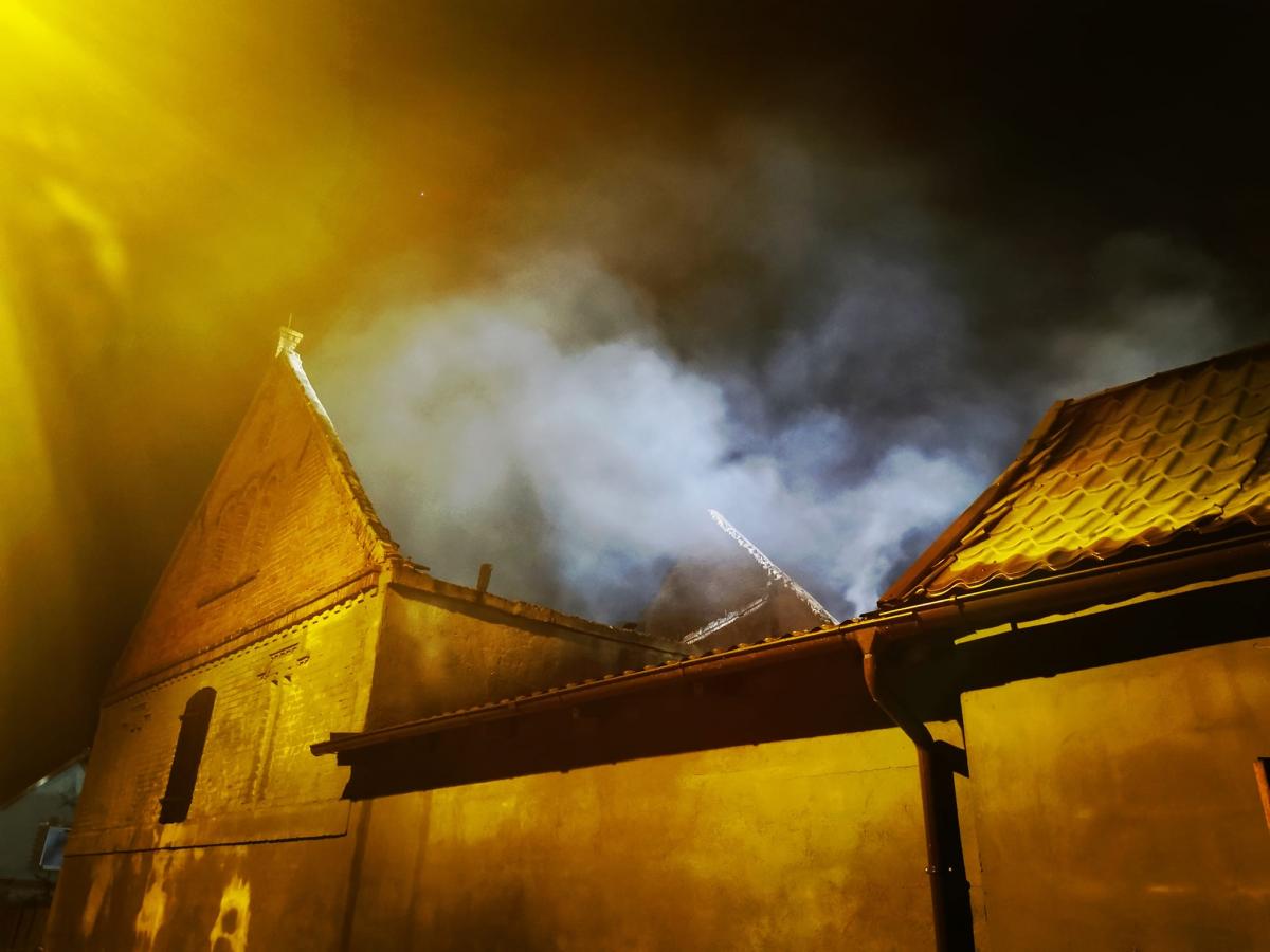 Strażacy przez całą noc walczyli z ogniem [GALERIA]