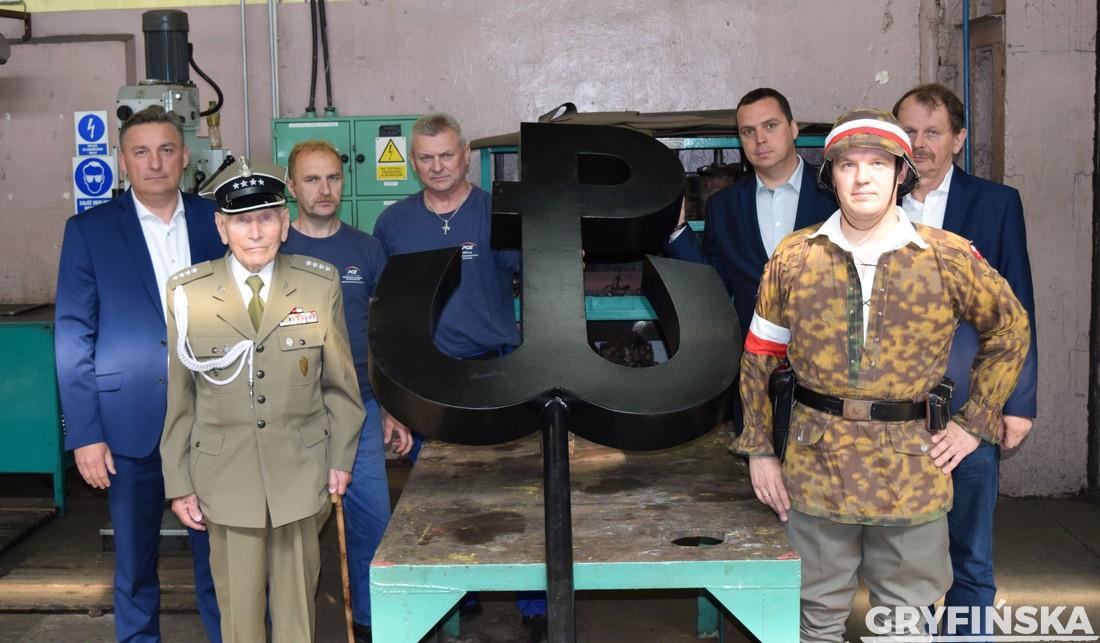 Pracownicy elektrowni wykonali mierzący 180 cm znak Polski Walczącej [FOTO]