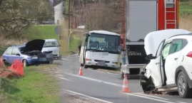 Kraksa za wiaduktem z udziałem pięciu pojazdów [GALERIA]