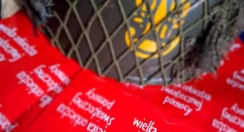 Patrol spadochronowy na ulicach podczas gryfińskiego Finału WOŚP
