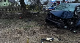 Mężczyzna zakleszczony w aucie. Był reanimowany w karetce