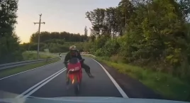 Motocyklista, który wjechał w samochód nie ma nawet osiemnastu lat [WIDEO]