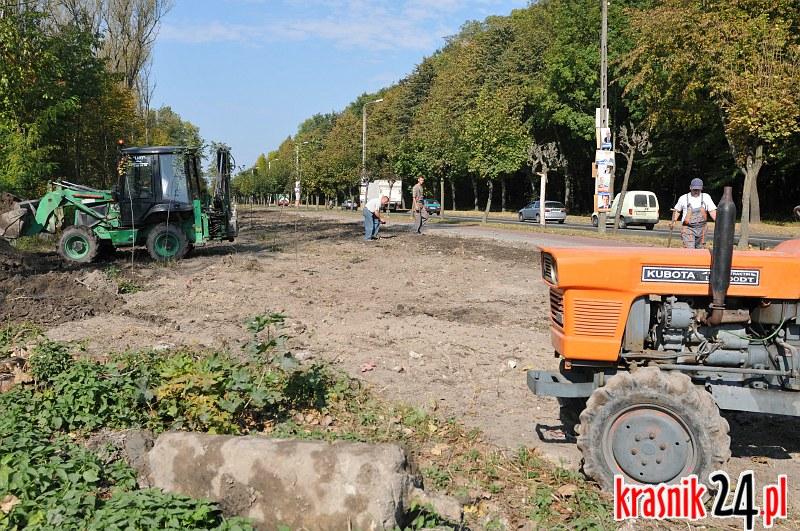 Kraśnik. Porzadkują teren wokół dębów pamięci