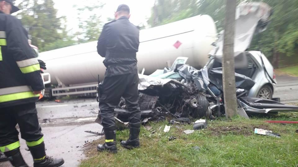 Śmiertelny wypadek w Gościeradowie: volkswagen zderzył się cysterną