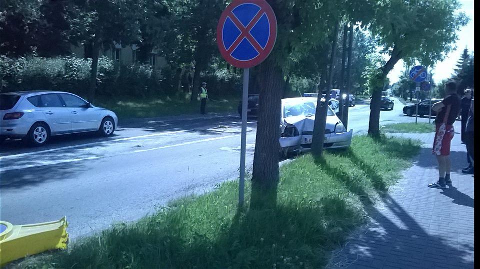 Bus wymusił pierwszeństwo, toyota uderzyła w słup