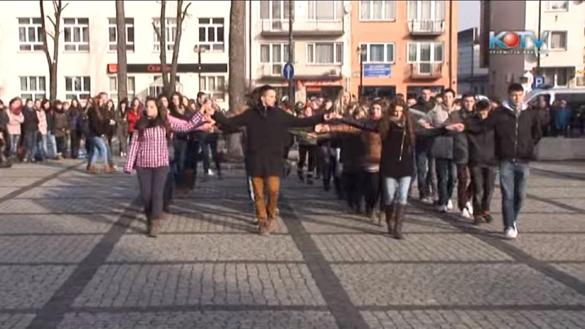 Maturzyści z Górki przed balem studniówkowym zatańczą poloneza na rynku WIDEO