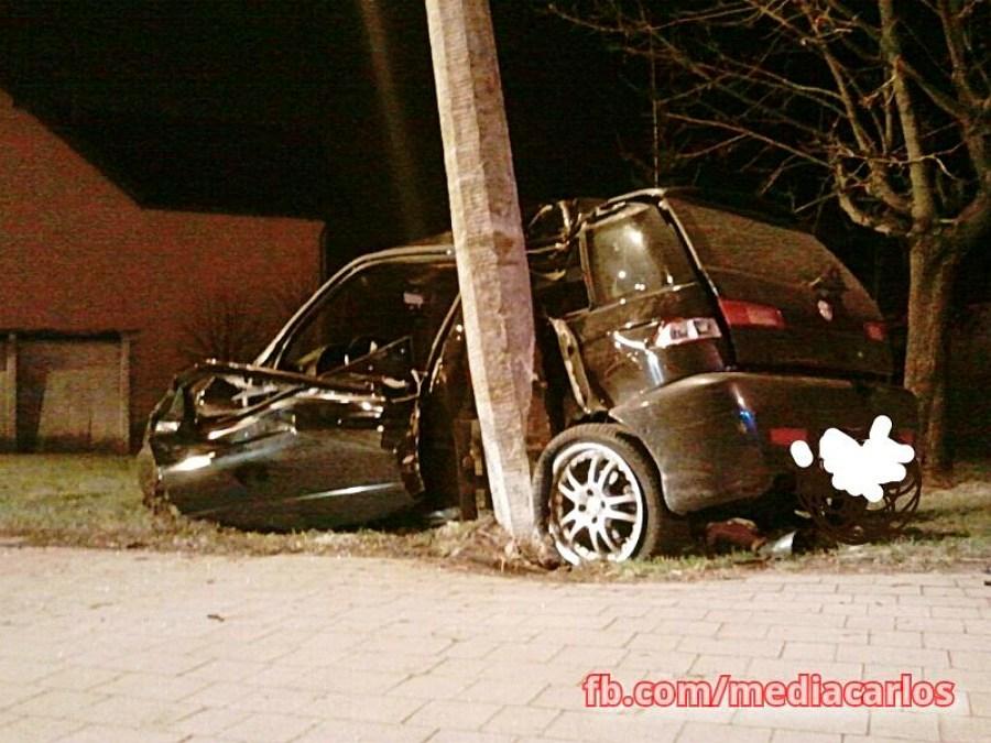 Kraśnik. ul. Słowackiego. Alfa Romeo zawinęła się wokół słupa FOTO