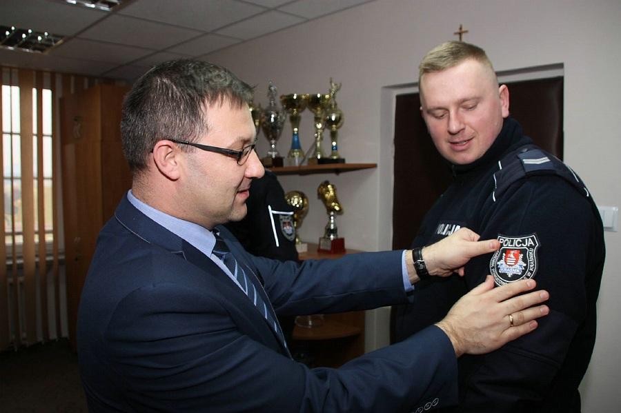 Policjanci z herbem powiatu na ramieniu