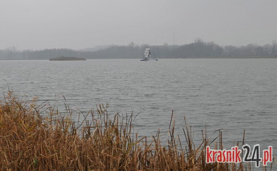 Znów plama na Zalewie Kraśnickim. Strażacy już ją zebrali