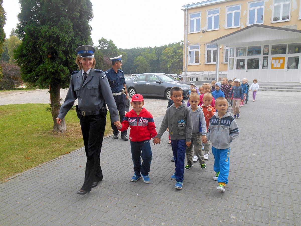Kraśnik: ?Bezpieczna droga do szkoły? - policjanci uczą jak bezpiecznie przechodzić przez jezdnię