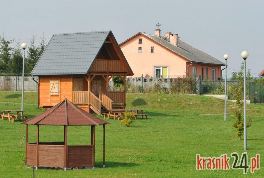 Kraśnik. Mieszka przez płot z kempingiem nad Zalewem Kraśnickim i ma już tego dość
