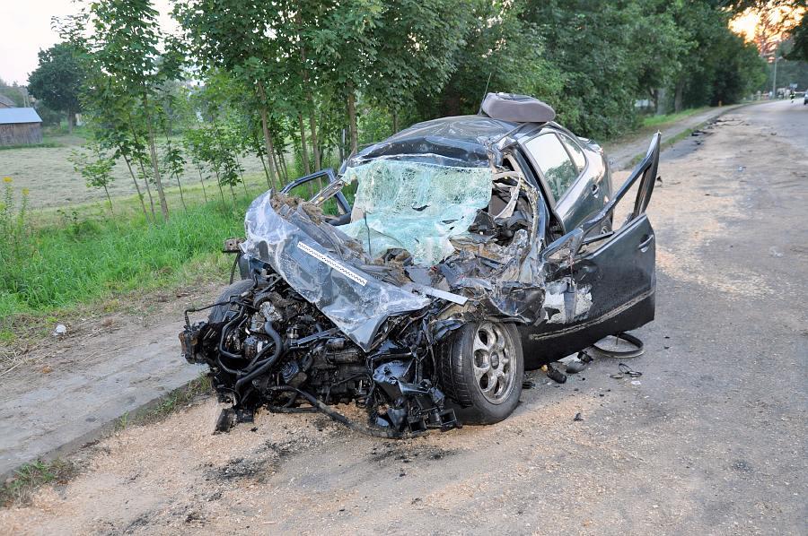 Dzierzkowice Zastawie: Zmiażdżony seat po czołówce z ciężarówką