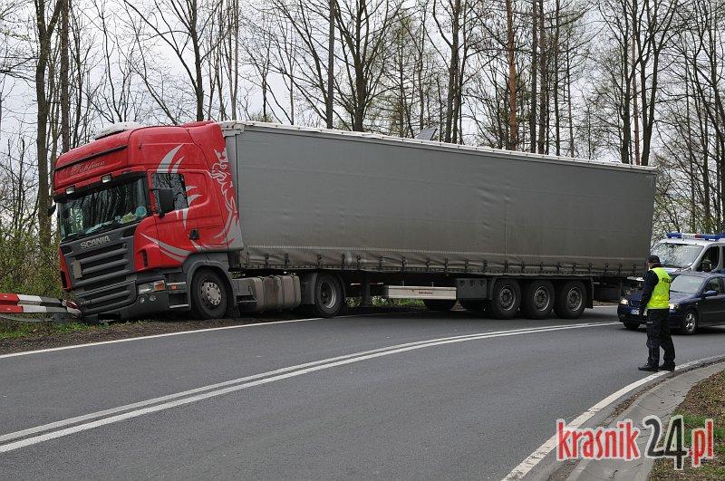 Olbięcin, droga krajowa nr 74. Ciężarówka na barierce. Policjanci kierują ruchem