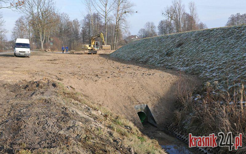 Kraśnik. Naprawa wału Zalewu Kraśnickiego wykonana