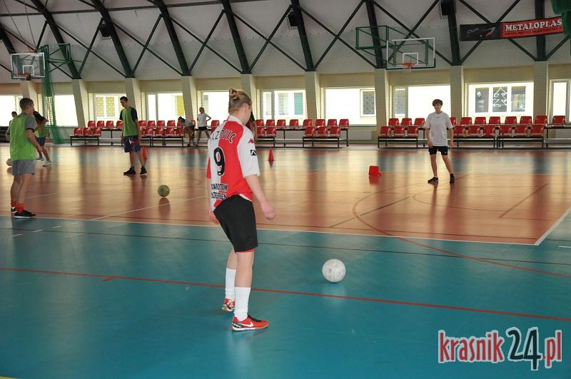 Podłoga hali sportowej przy ZS nr 3 w Kraśniku do remontu. Mostostal nie chce wykonać naprawy gwarancyjnej