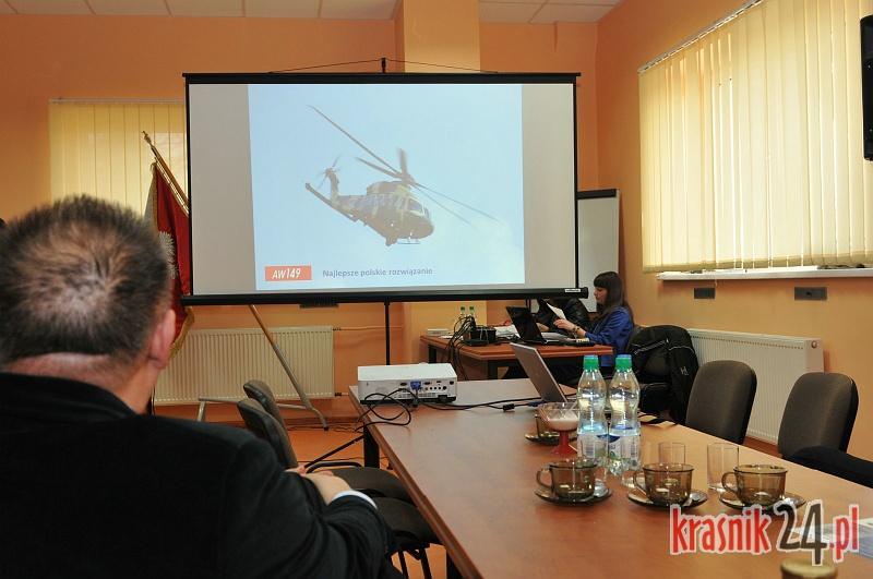 Powiat szykuje się na wojnę? Sesja Rady Powiatu rozpoczęła się od prezentacji śmigłowca bojowego