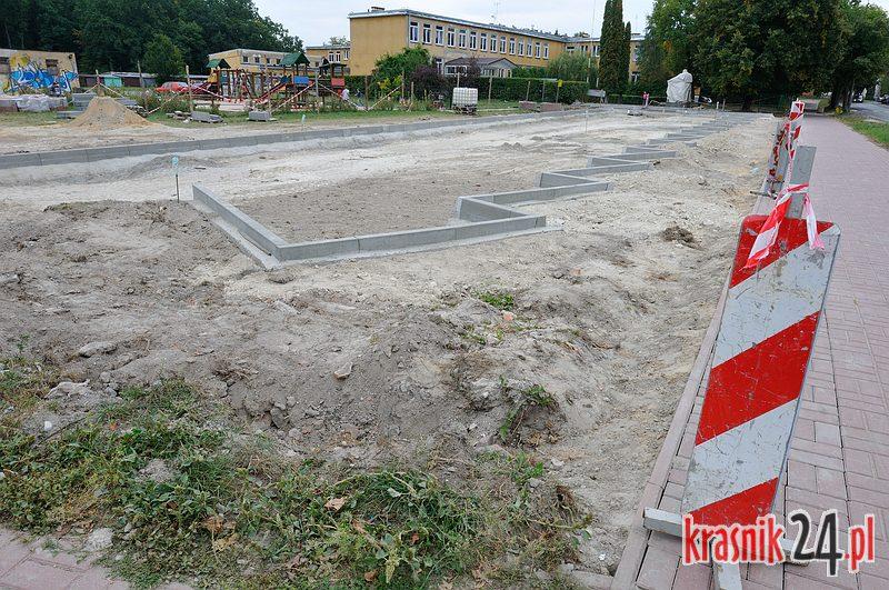 Mógł być większy, będzie tylko dla szkoły. Zaczęły się prace przy parkingu przy ul. Grunwaldzkiej