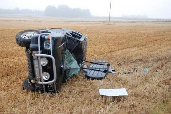 Polichna: Terenówka w rowie, dwie osoby w szpitalu. Jechali odpocząć w Bieszczady