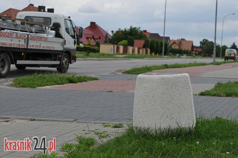Kraśnik. Na Granicznej ustawiono kosze na śmieci. Z dwuletnim opóźnieniem