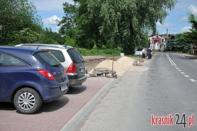 Kraśnik, ul. Jagiellońska: Budują parking. Miasto sfinansowało materiały, powiat dał robotników