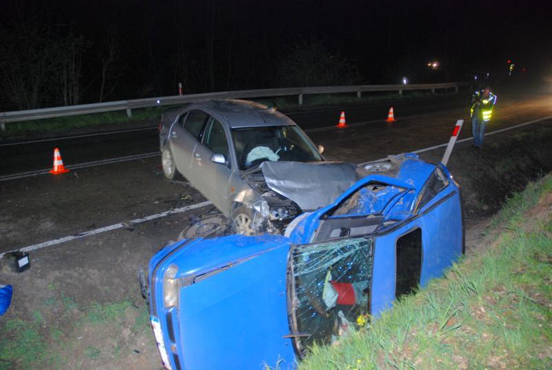 Wypadek w Liśniku. Trzy osoby, w tym dwoje dzieci, było zakleszczonych w samochodzie