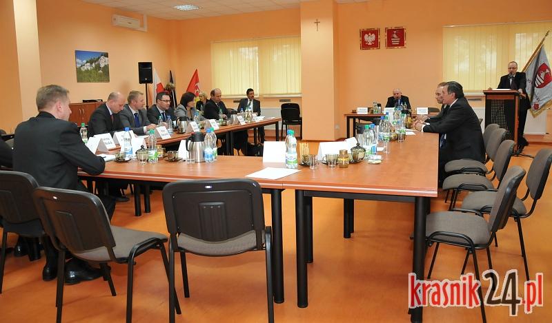 Powiat Kraśnicki. Wagarują nie tylko uczniowie, ale i powiatowi radni?