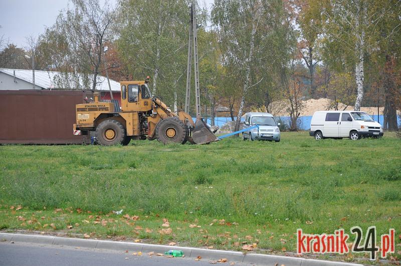 Kraśnik. Ciężki sprzęt na placu budowy Centrum Handlowego Raj