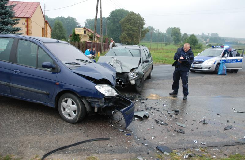 Niebezpiecznie w Moniakach: czołowo scenic z fordem
