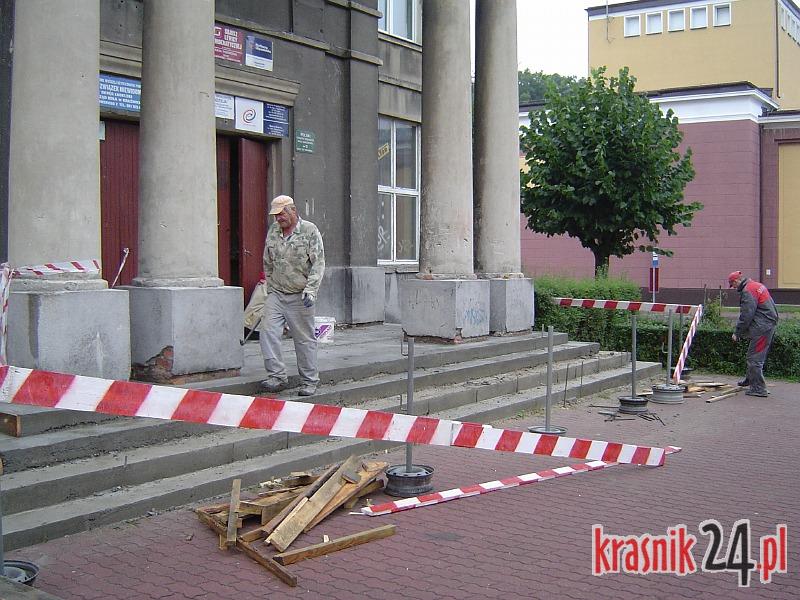 Kraśnik. Idąc do senatora nogi już nie złamiesz, remontują schody