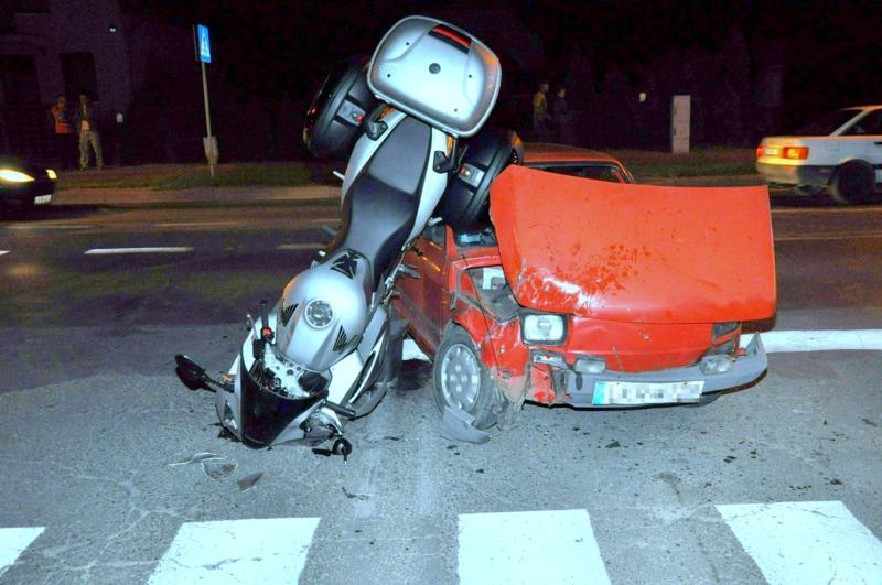 Kraśnik, ul. Urzędowska: Motocyklem w ?malucha?