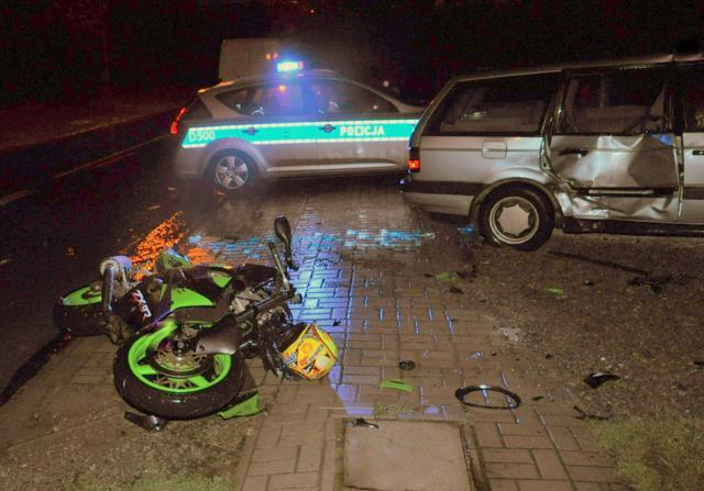 Urzędów: Motocyklista nie zapanował nad motorem i uderzył w samochód. Jest w ciężkim stanie