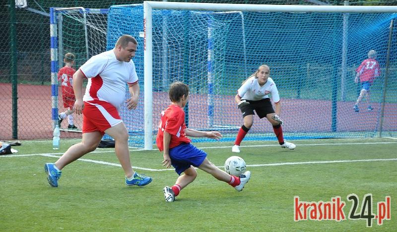 MUKS Kraśnik: Na podsumowanie mecze młodzi piłkarze kontra rodzice i trenerzy. FOTO