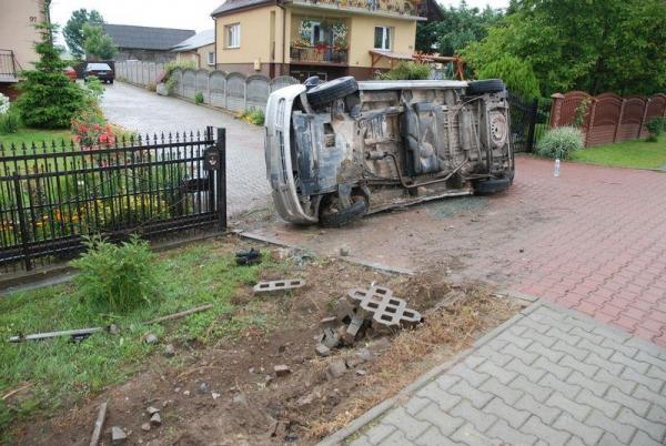 Olbięcin (gm. Trzydnik): Nie zapanował nad busem i wpadł na ogrodzenie