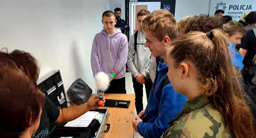 Młodzież sprawdzała jak się pracuje w policji