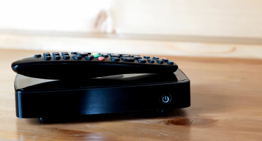 Dekoder telewizyjny w abonamencie czy bez niego - czym różnią się obie opcje?