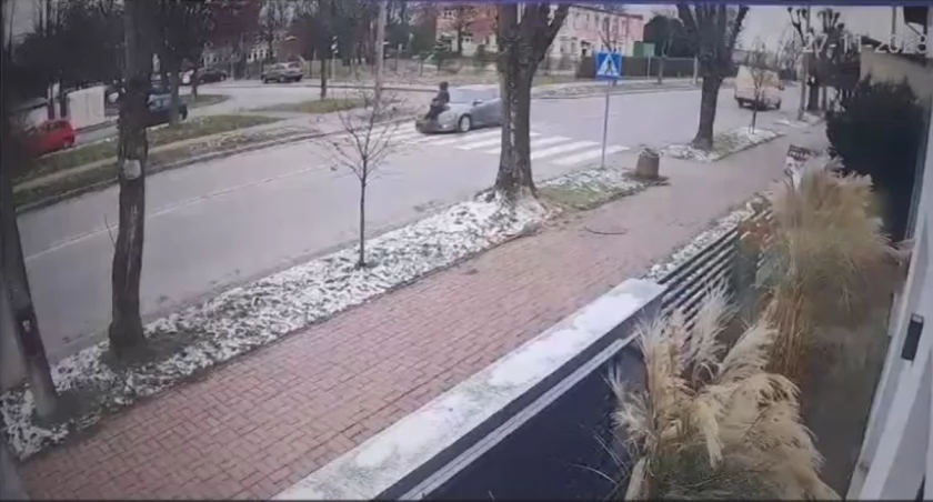 Potrącenie na pasach. Kobieta po uderzeniu przeleciała kilkanaście metrów