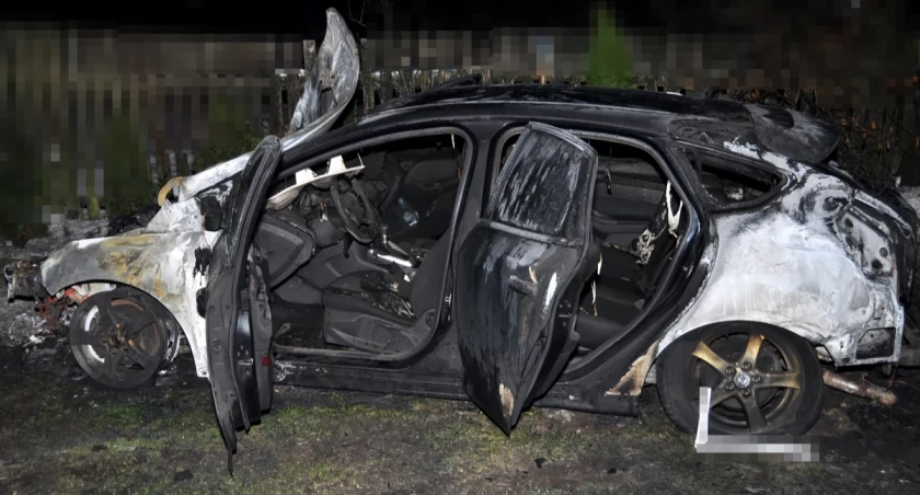 Płonący samochód i znęcanie. 31-latek został zatrzymany przez policjantów
