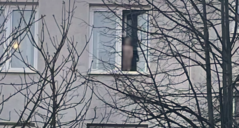 O krok od tragedii. Dzieci same stały na parapecie