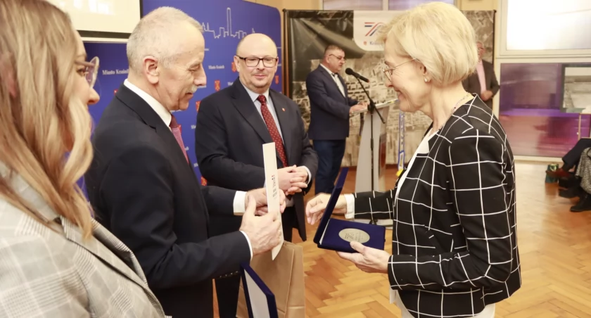 Medale dla sportowców na jubileusz Fabrycznego