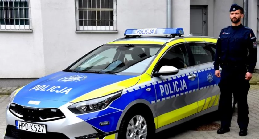 Worek ze śmieciami pod policyjnymi kołami
