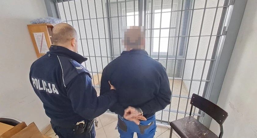 Jechał zygzakiem, a za nim komendant