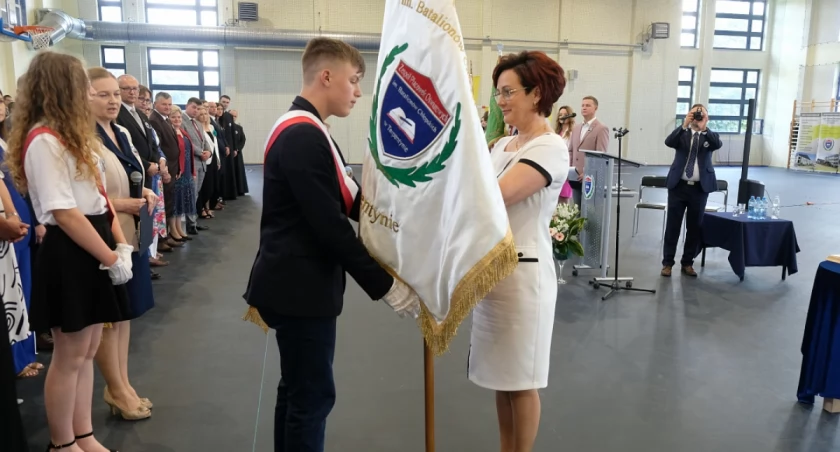 Szkoła w Dzierzkowicach świętowała. Już 40 lat ma patrona a od piątku nowy sztandar
