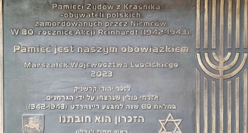 Tablica poświęcona ofiarom akcji 