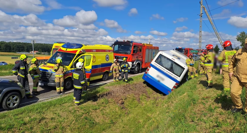Dzieci jechały na wycieczkę, autokar wylądował w rowie