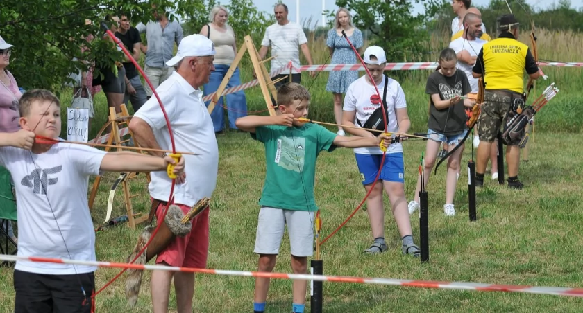Niedziela z łukami w rękach na osiedlu Piaski