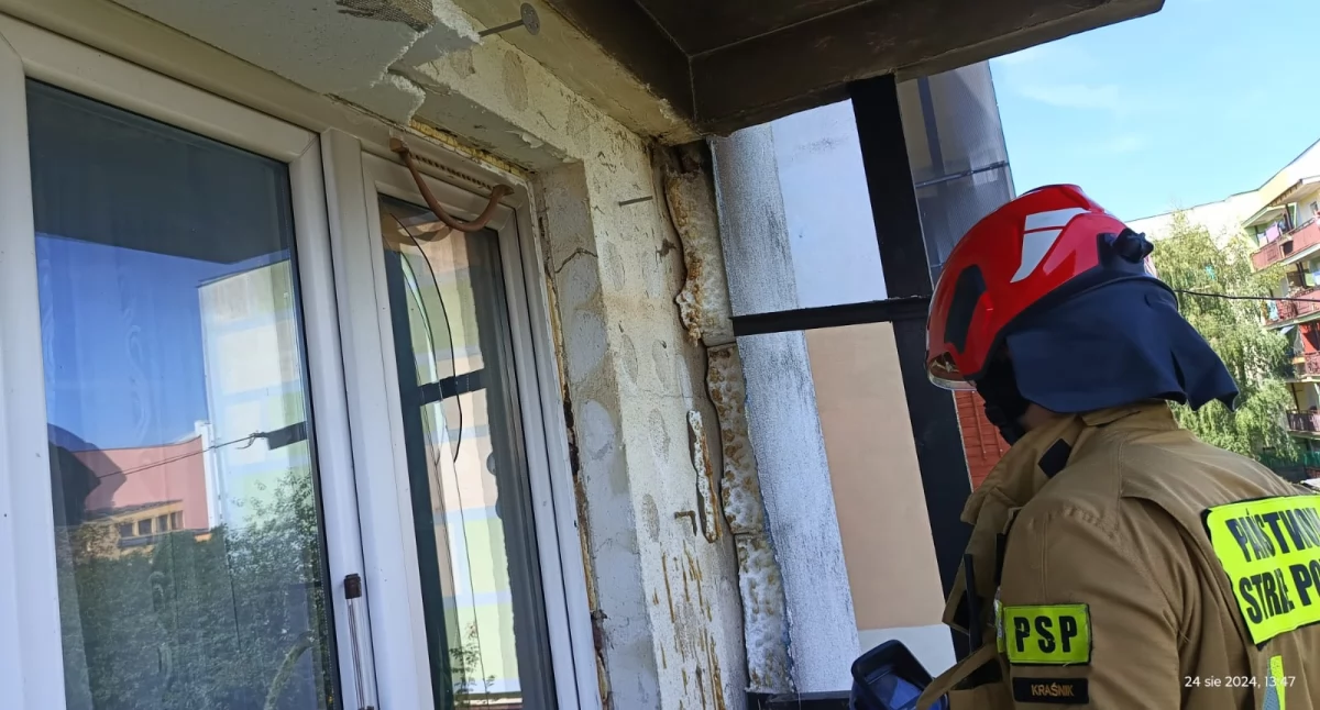 Policjanci z sąsiadami gasili balkon. Uratowali blok przed dużym pożarem