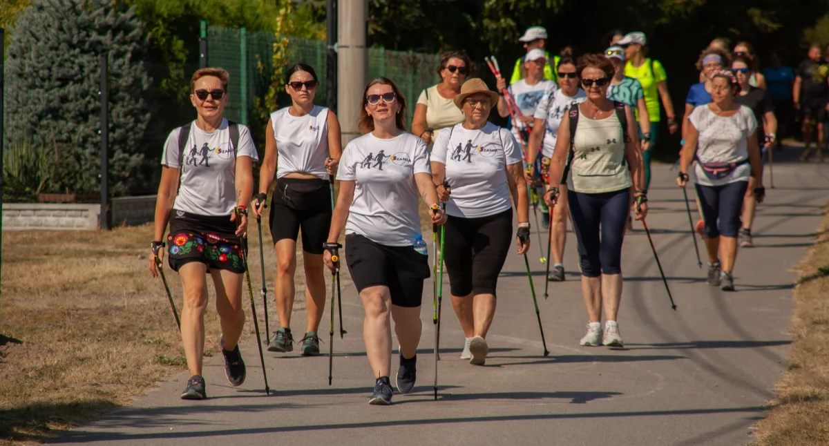 Maszerowali z kijami po nadwiślańskich ścieżkach